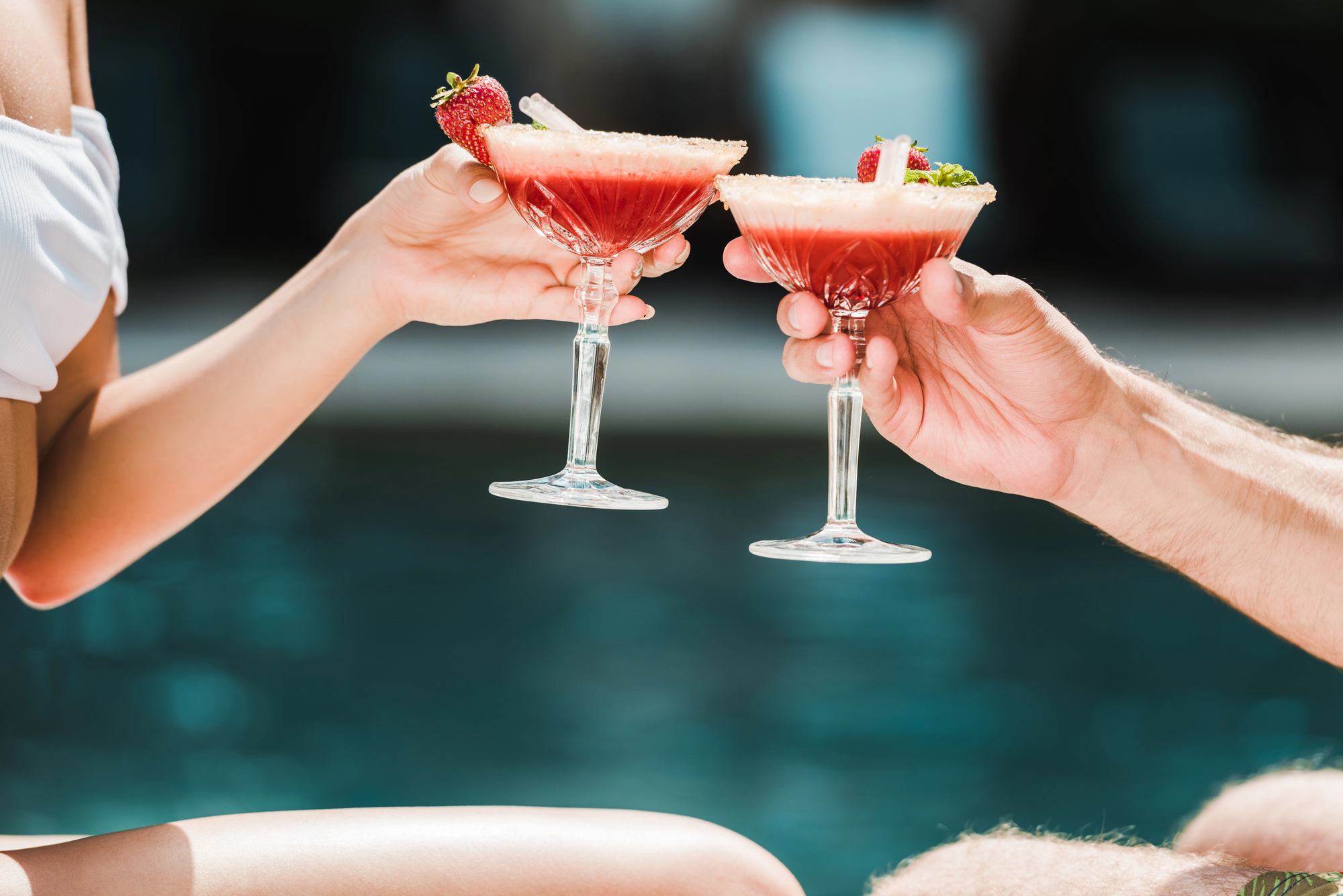 personas sosteniendo cocteles